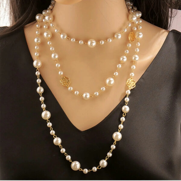 High-quality, handmade, long sweater chain necklace with a vintage camellia flower and pearls, designed for fashion-forward women's clothing. - Image 2