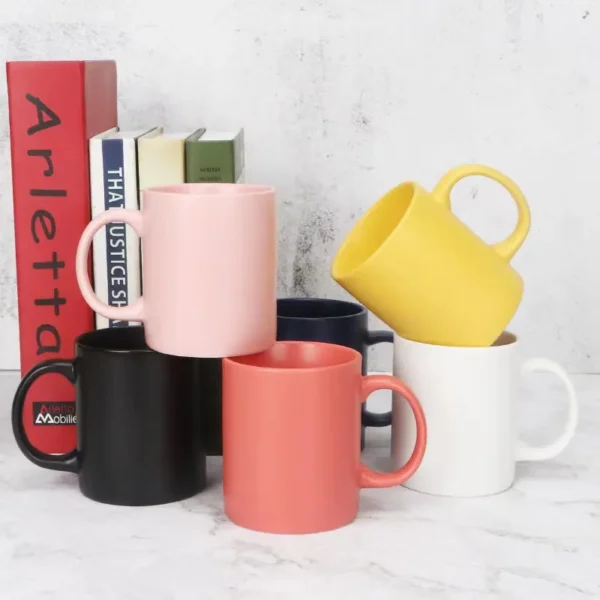 Customized barrel-shaped matte black ceramic coffee mugs made of ceramic for cafes.