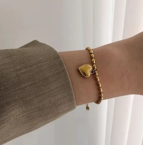 Motivated jewelry made of stainless steel Heart-shaped beaded bracelet: A trendy and well-liked ladies' 18K gold-plated bracelet available in bulk.