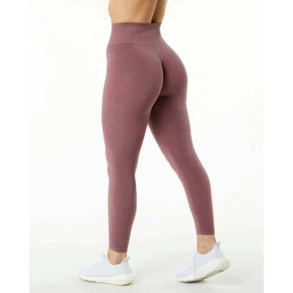 Women's Seamless Scrunch Breathable Leggings with a High Waisted Rose Design, made of 51% Polyamide, 38% Polyester, and 11% Elastane. - Image 4