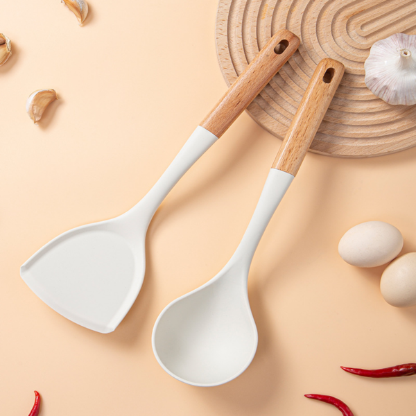 This 7-piece set of nonstick silicone kitchen utensils accessories with wood handles includes a spoon and spatula. - Image 5