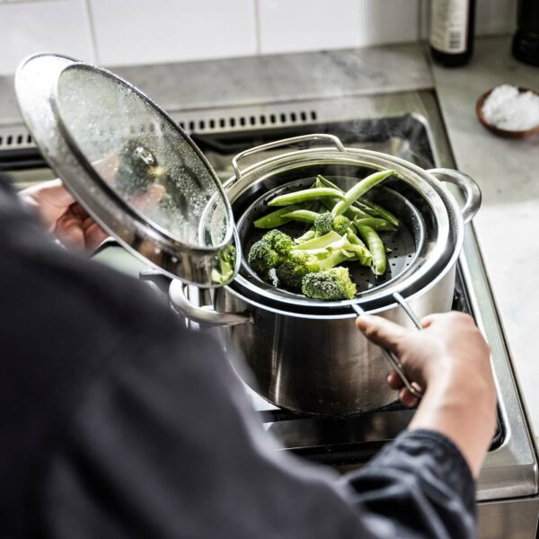 Cutting-edge, foldable silicone colander/filter with a stainless steel base that grips pasta and vegetable filters - Image 5