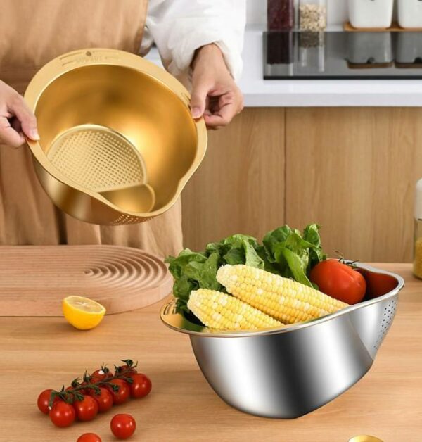 Side drainers and a stainless steel rinser For washing fruits, vegetables, and beans, use a small colander.