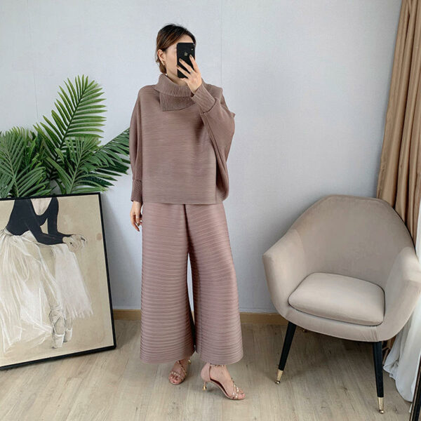 Pleated Set New Arrival Long-sleeve top with a turn-down collar and two pieces of plus-size wide-leg pants - Image 2