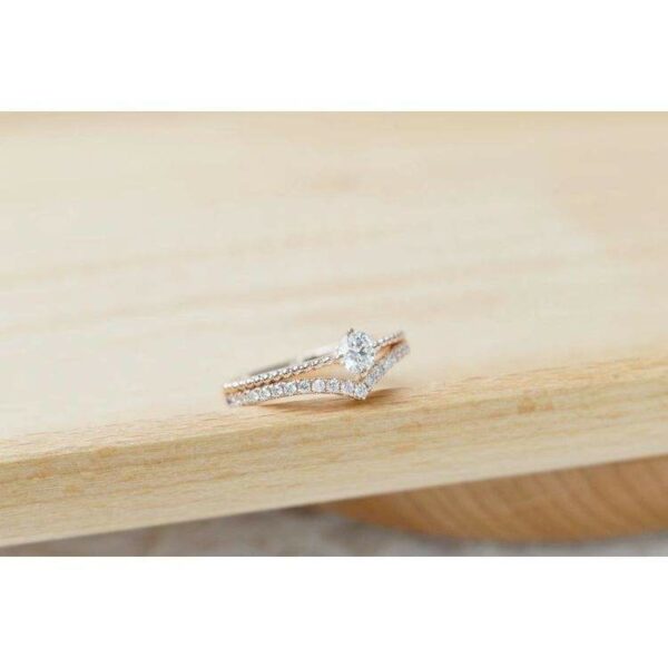 Factory Direct Sale Elegant High Grade White Gold Ring with a Classic Design and Glistening Diamonds - Image 3