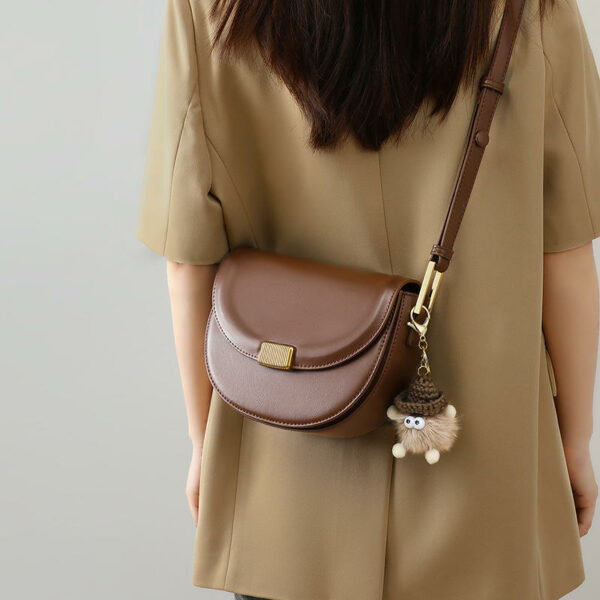 NEW trends in designer clothing Crossbody bag on the shoulder Ladies' saddle bags made of real leather