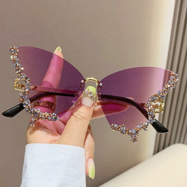 Solbriller's new butterfly-shaped diamond-rimless sunglasses are perfect for any fashion-forward woman with a bold and glamorous style.