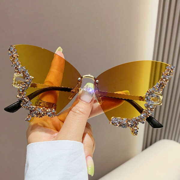 Solbriller's new butterfly-shaped diamond-rimless sunglasses are perfect for any fashion-forward woman with a bold and glamorous style. - Image 3