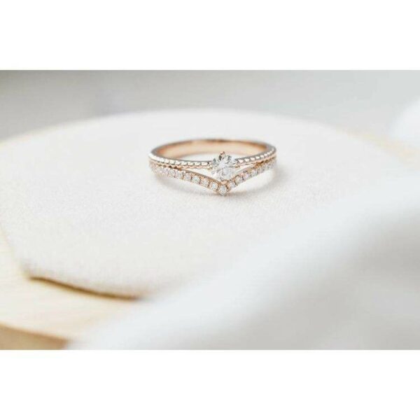 Factory Direct Sale Elegant High Grade White Gold Ring with a Classic Design and Glistening Diamonds - Image 5