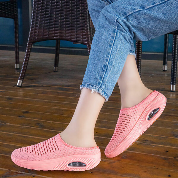 Outdoor women's breathable mesh athletic slippers that are popular for the summer